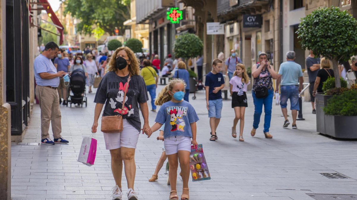 Imagen de la calle Llovera de Reus durante el primer día de la campaña de rebajas de verano.