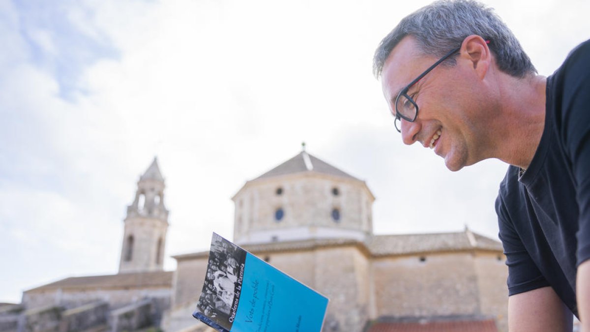 El mestre, músic i antropòleg Jordi Suñé a Torredembarra amb el seu nou llibre.