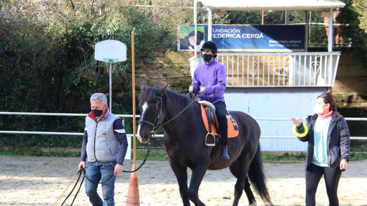 Pla general de l'Ona Martínez damunt d'un cavall a la pista de la Fundació Federica Cerdá a Sant Cugat del Vallès