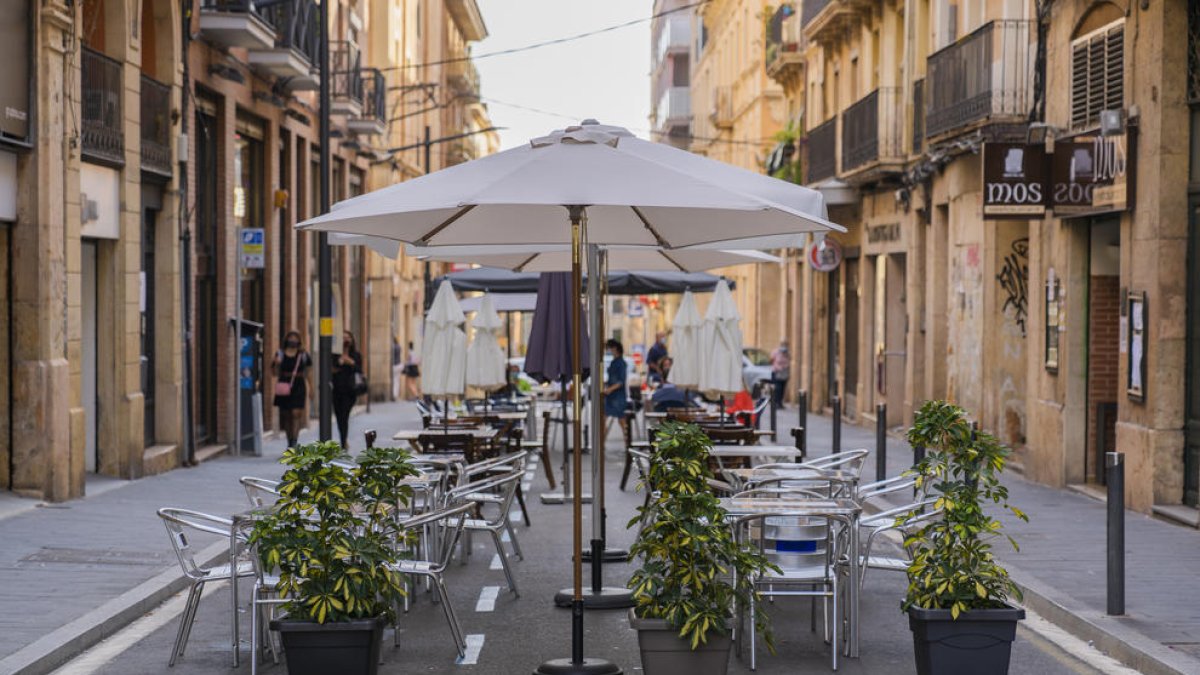 Una imagen de una terraza vacía en la ciudad de Tarragona.