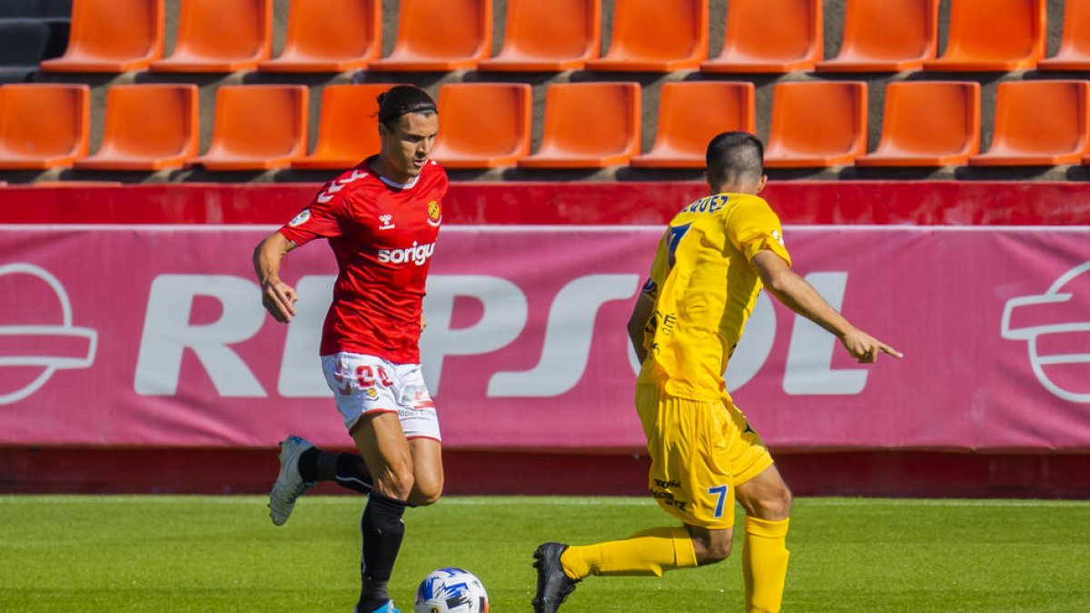 Francesc Fullana, durante el Nàstic-Olot de la primera vuelta , disputado en el Nou Estadi.