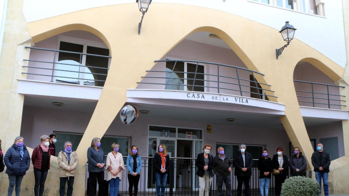 Plano general de varias personas concentradas delante de la Casa Consistorial de la Bisbal del Penedès.