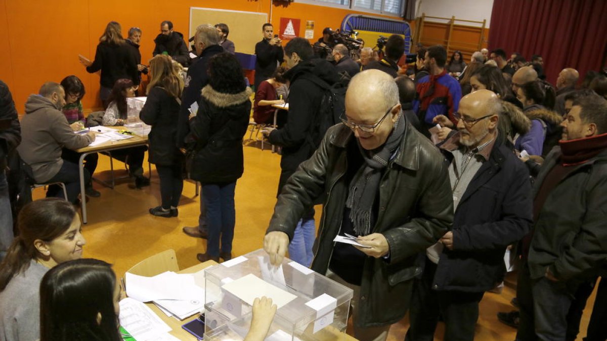 Cola de primeros votantes en un colegio electoral de Barcelona.