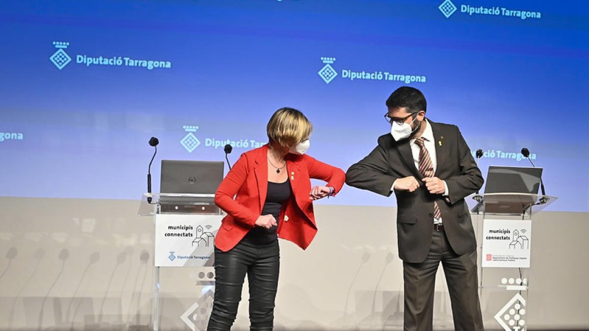 La presidenta de la Diputació, Noemí Llauradó, i el conseller de Polítiques Digitals, Jordi Puigneró, en una encaixada de colzes.