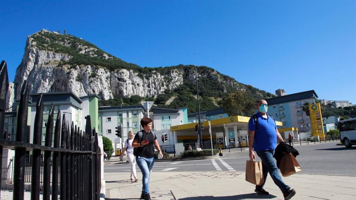 Varias personas andando|caminando por Gibraltar.