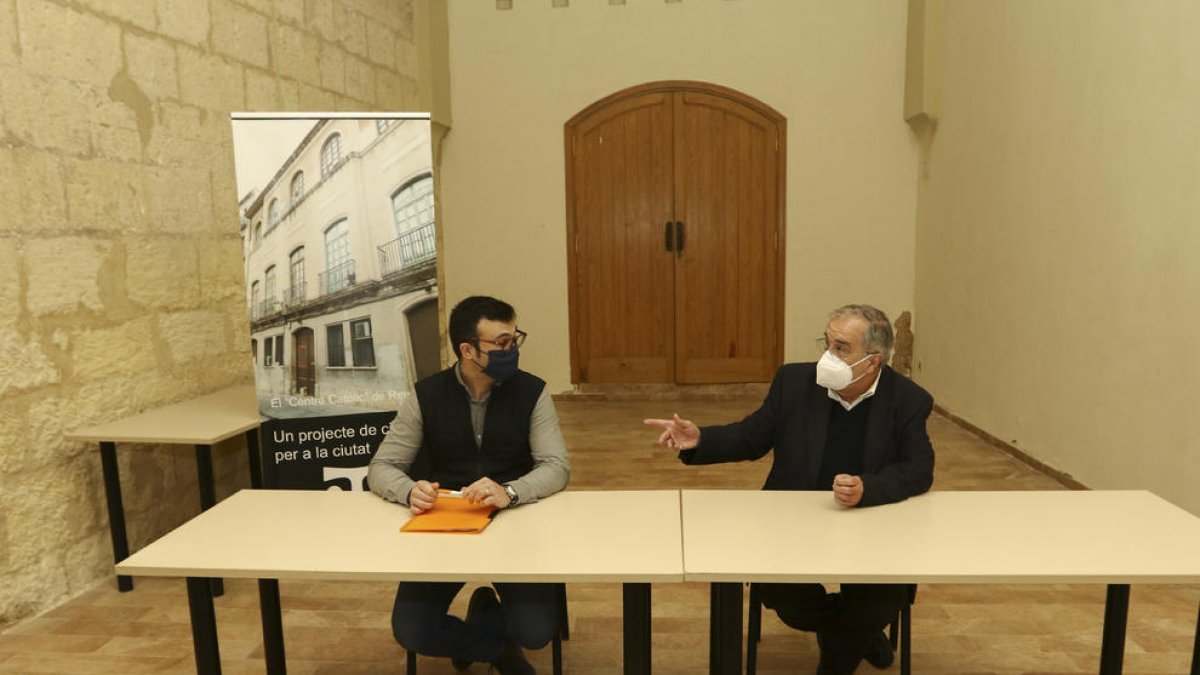 Mossèn Josep Mateu i mossèn Joan Antoni Cedó, ahir a la Prioral.
