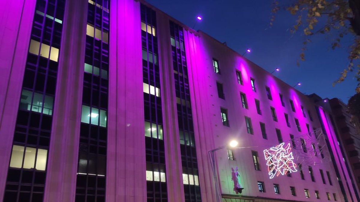 Imagen de la fachada del hospital con la nueva iluminación de colores.