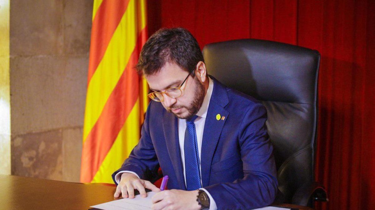 El vicepresidente en funciones de presidente, Pere Aragonès, firma el decreto de convocatoria de elecciones en el Parlamento para el 14 de febrero del 2021.