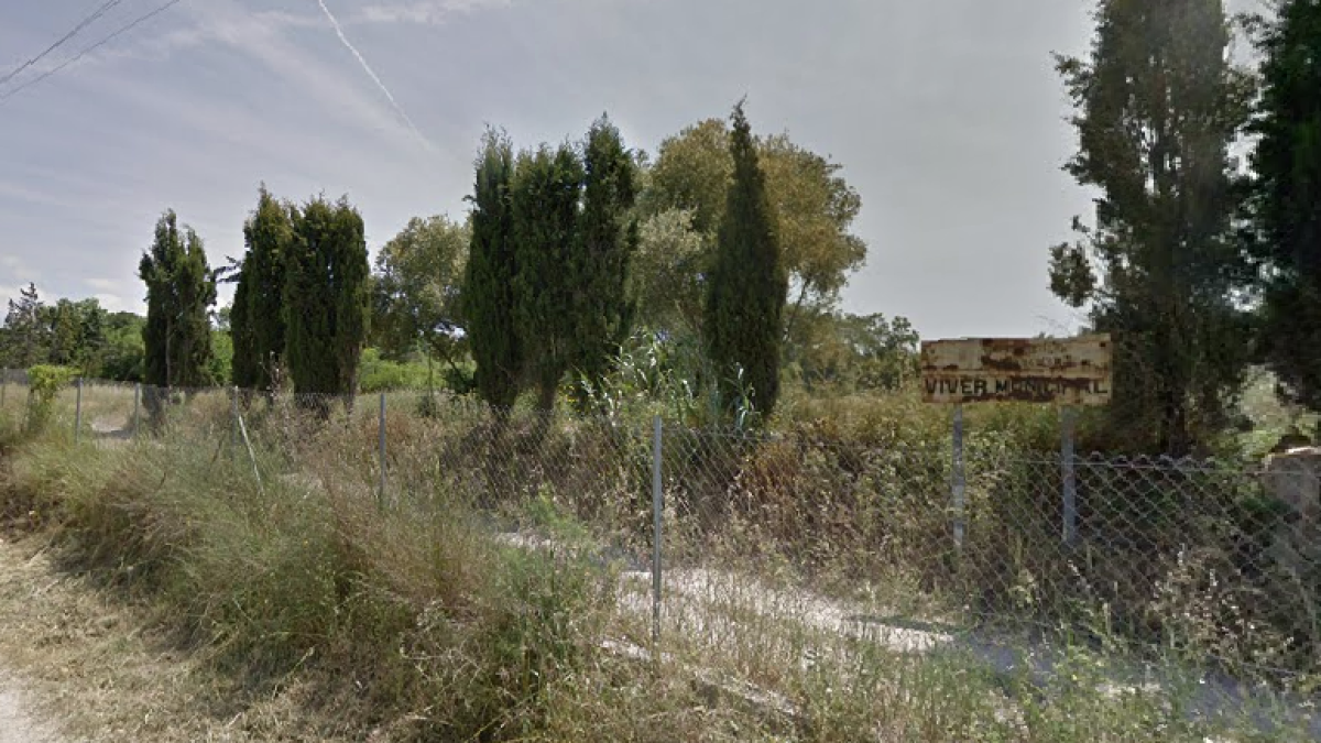 Imatge des de l'exterior dels terrenys on s'ubicarà l'heliport provisional de l'Hospital Joan XXIII.