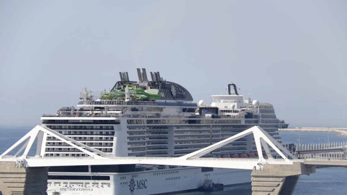 El MSC Grandiosa el Puerto de Barcelona, el 26 de junio de 2021.