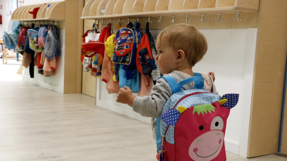 Imagen de archivo del pasado septiembre del 2017 de una niña accediendo en un jardín de infancia.