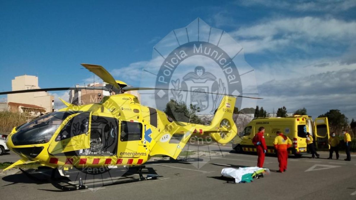 L'helicòpter del SEM a punt d'evacuar la víctima de l'accident.