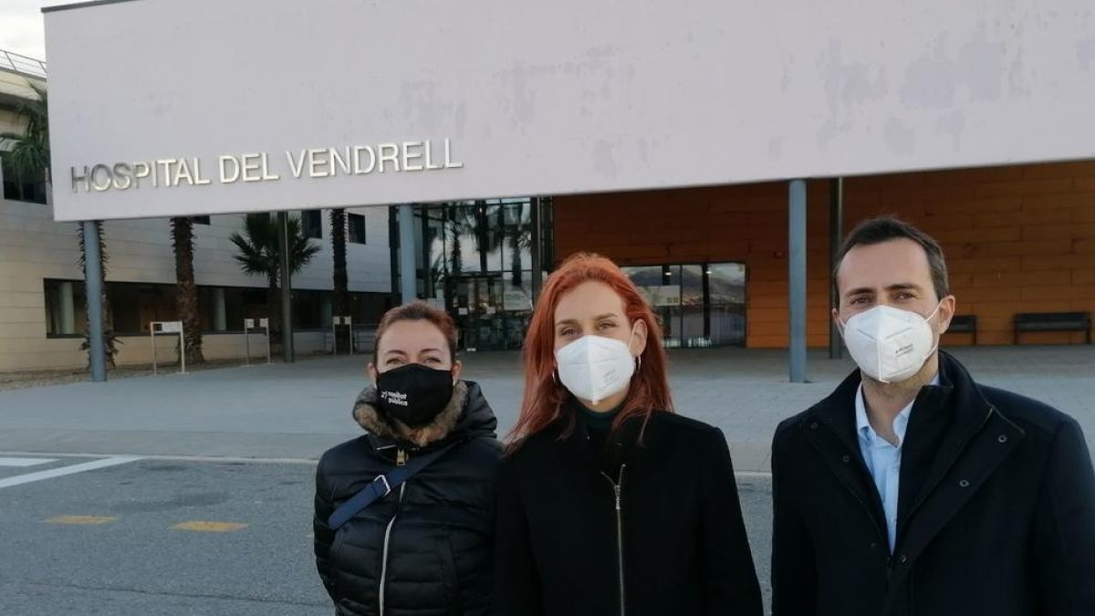 Jéssica Albiach con los candidatos por Tarragona Jordi Jordán y Yolanda López delante del Hospital de El Vendrell.