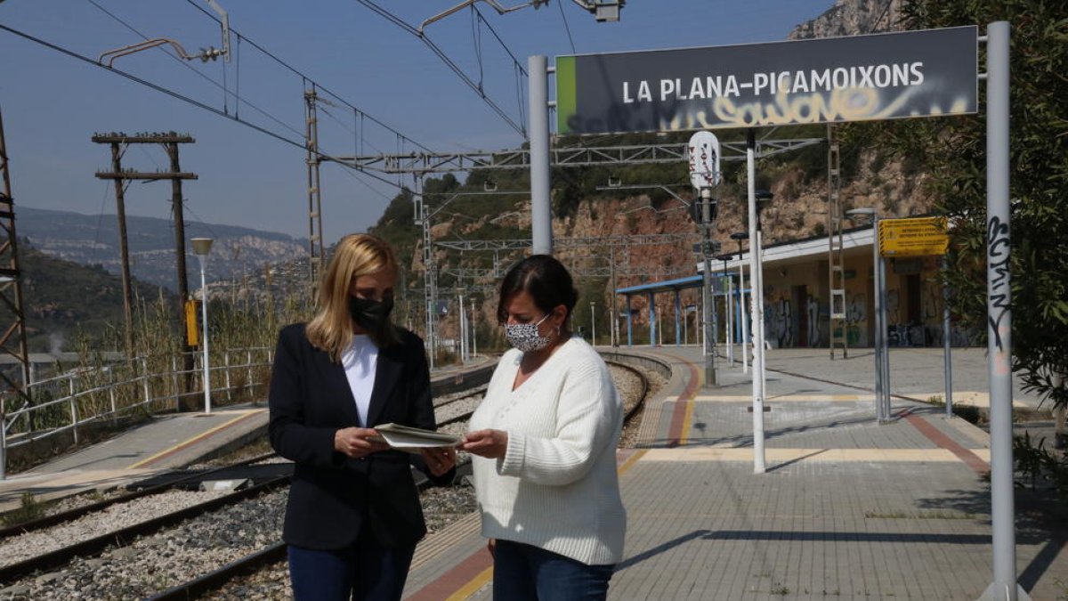 La alcaldesa de Valls, Dolors Farré, y la concejala de Urbanismo, Sònia Roca, en la estación de tren de Picamoixons.