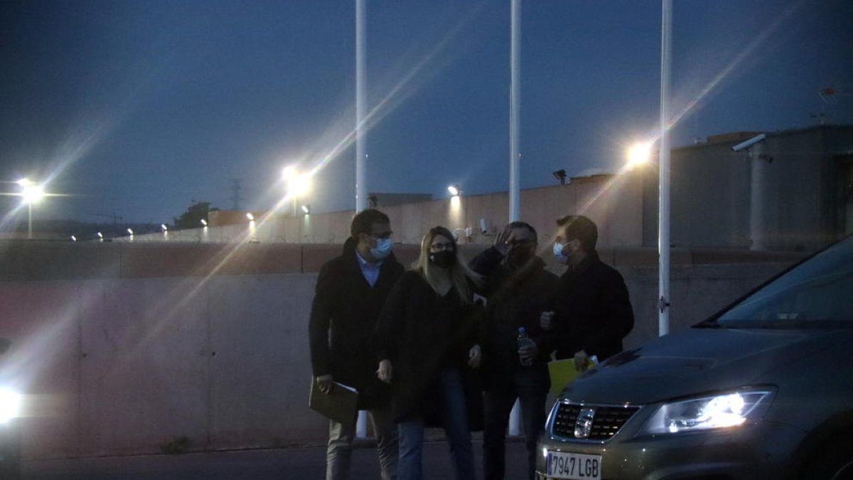 Artadi i Rius, de JxCat, i Aragonès i Jové, d'ERC, a l'exterior de Lledoners després de finalitzar la reunió.