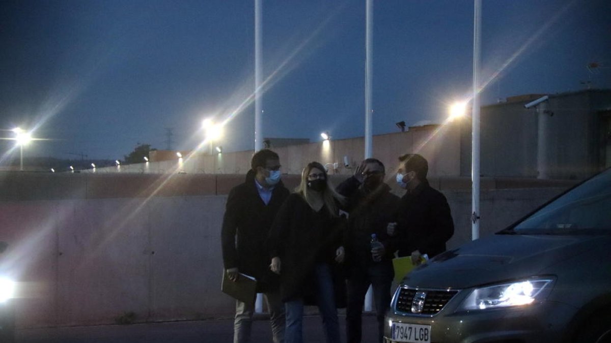 Artadi y Rius, de JxCat, y Aragonès y Jové, de ERC, en el exterior de Lledoners después de finalizar la reunión.