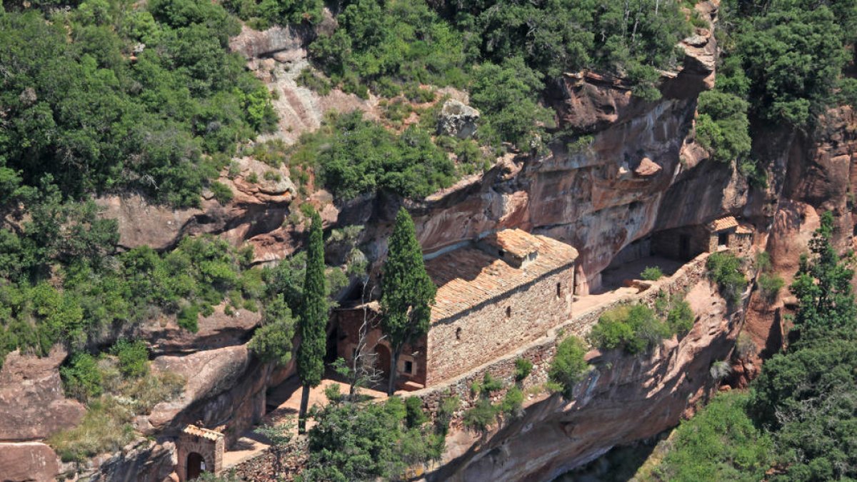 Imatge aèria de l'ermita de l'Abellera. un dels punts de trobada de visitants a Prades.