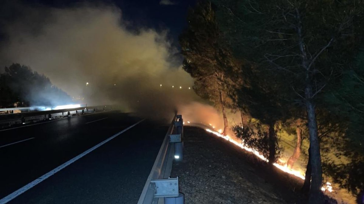 Los márgenes de la N420 a Reus ardiendo.