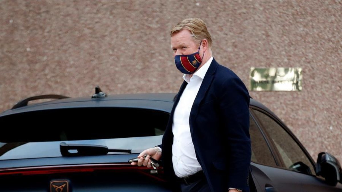 El entrenador del Barça, Ronald Koeman, saliendo de las dependencias del club.