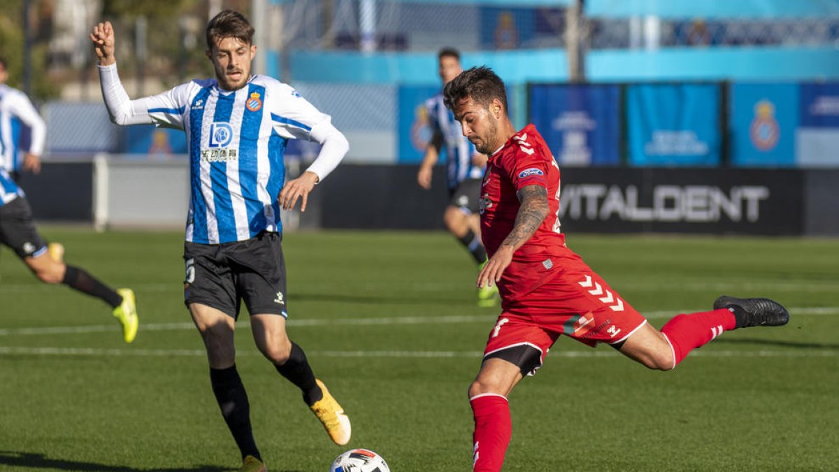 Joan Oriol, durante una jugada del Español B-Nàstic del pasado domingo.