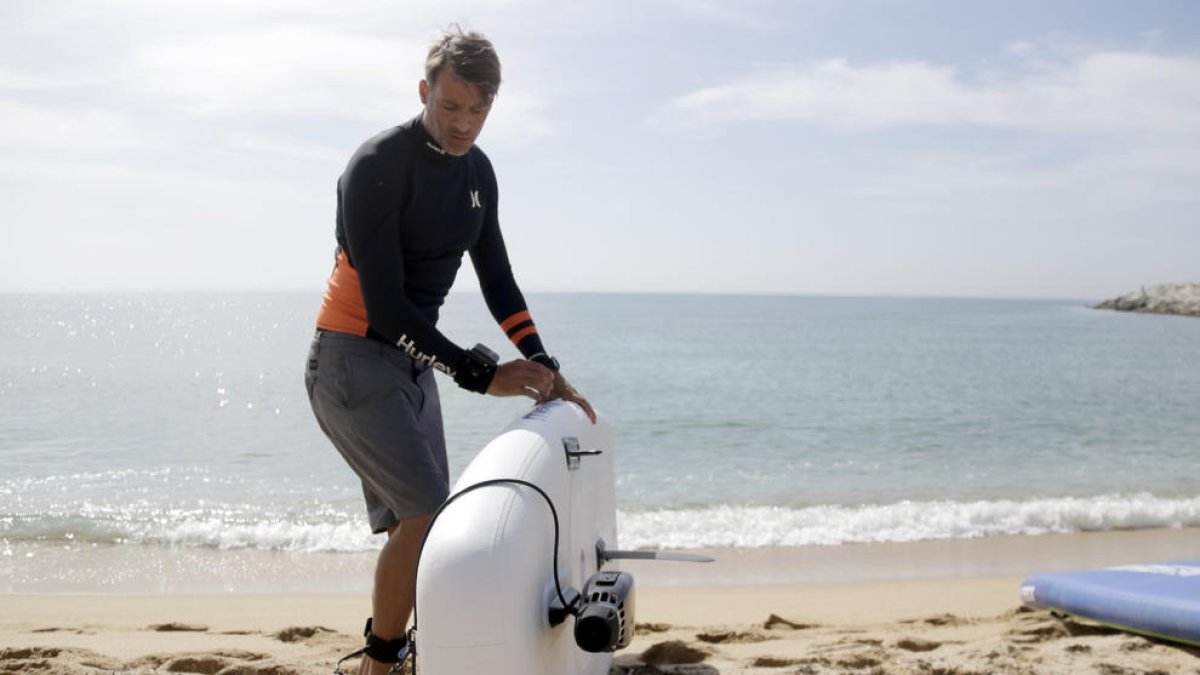 Detall del propulsor elèctric d'eSea instal·lat en una planxa de paddle surf.