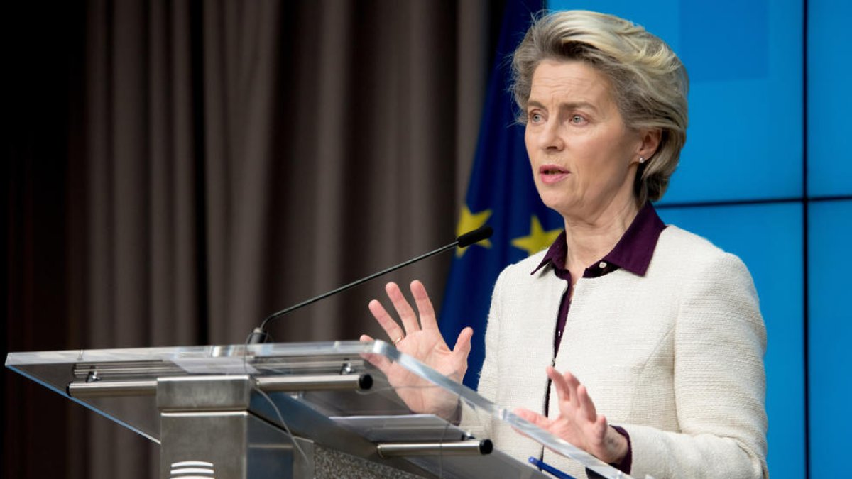 La presidenta de la Comissió Europea, Ursula Von der Leyen, durant la roda de premsa de la cimera europea telemàtica.