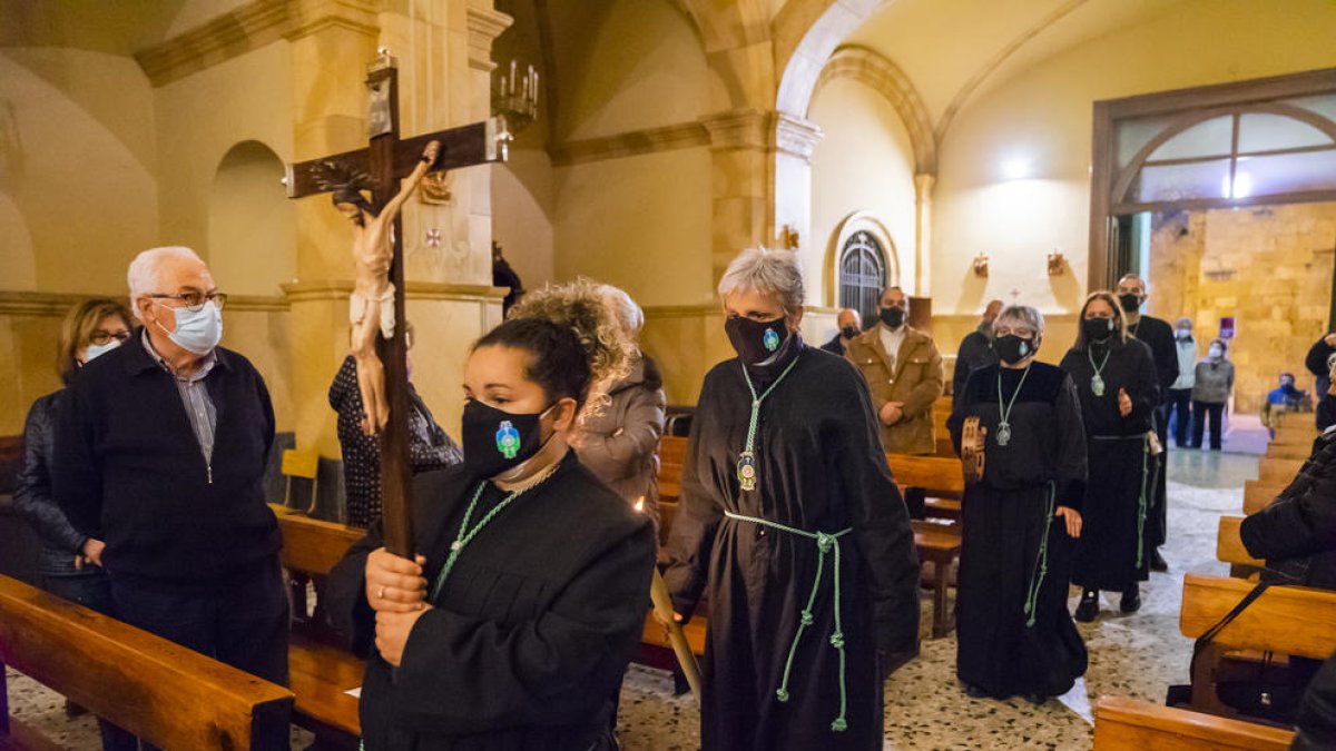 Instant del Via Crucis de la Germandat del Sant Crist dels Gitanos de Tarragona.