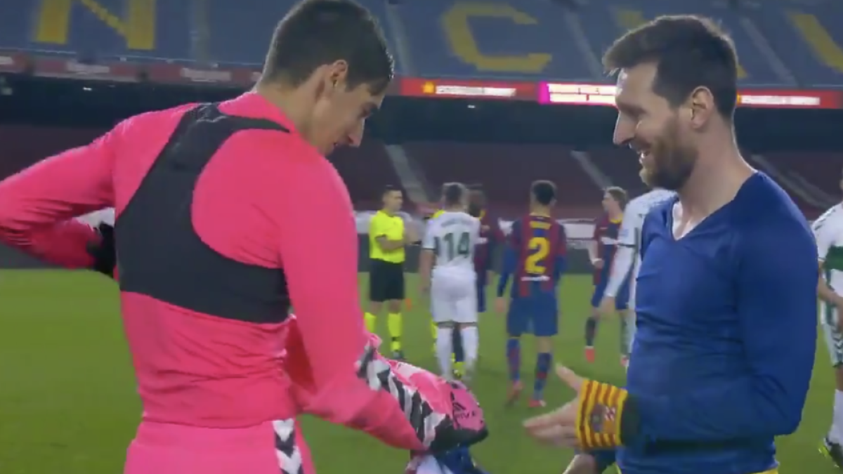 Edgar Badia li entrega la samarreta a un Messi feliç.