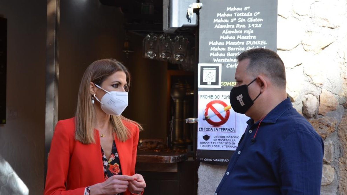 La número uno a Tarragona, Inma Rodríguez, al lado del propietario del Tabularium, Adolfo Gómez.