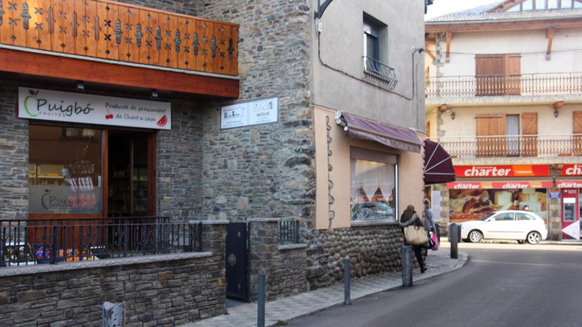Un dels carrers de Llívia (Cerdanya) on es veu l'entrada de diversos comerços del municipi.