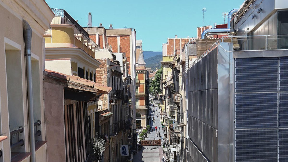 Una imatge d'arxiu de l'eix dels carrers Monterols i Llovera.