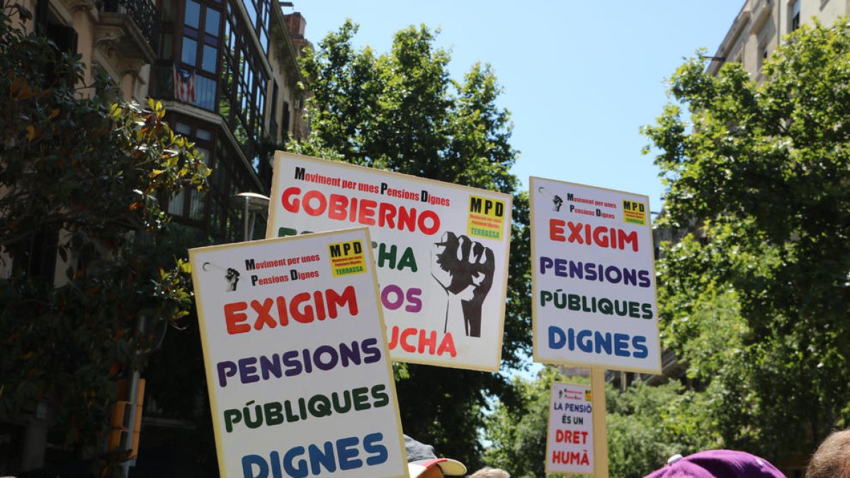 Unos carteles a favor de las pensiones dignas.