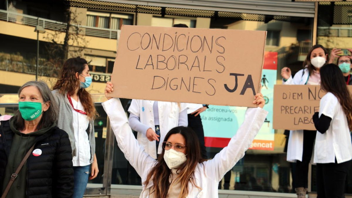 Un cartel reclamando condiciones laborales «dignas» durante la huelga de sanidad y servicios asistenciales en Girona.