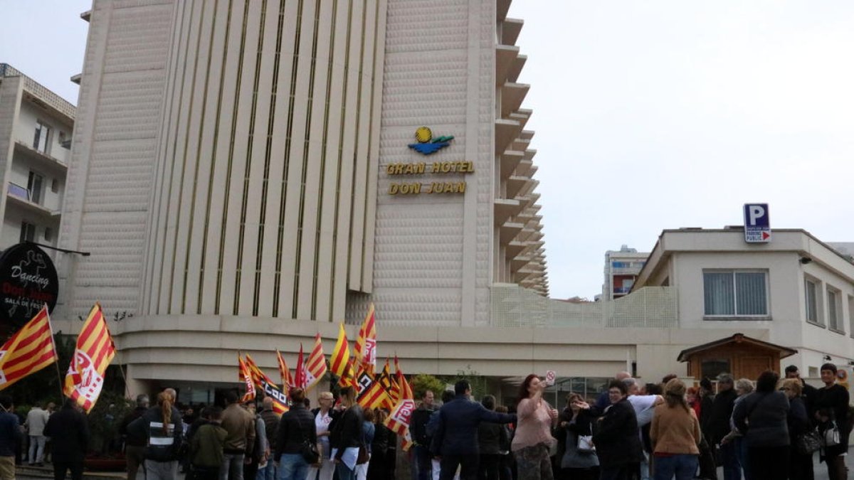Imagen de los trabajadores protestando delante del Hotel Don Juan.