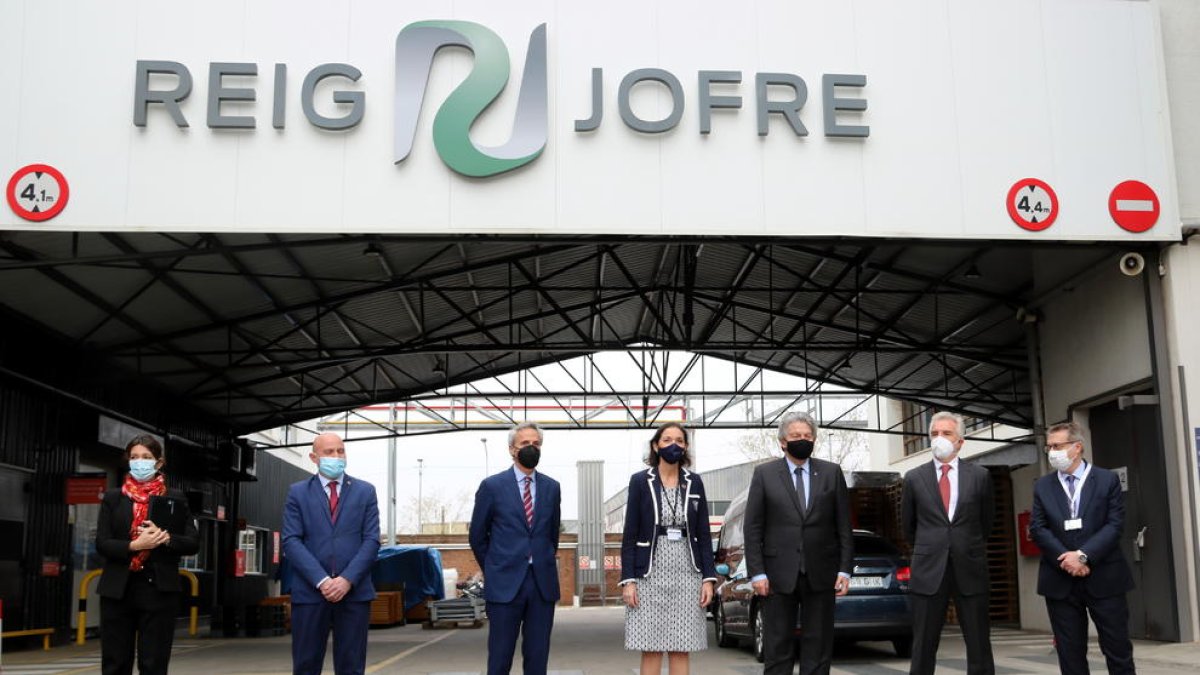 Foto de grupo con la ministra Maroto el comisario de Mercado Interior, Thierry Breton, en la sede de Reig Jofre en Sant Joan Despí.