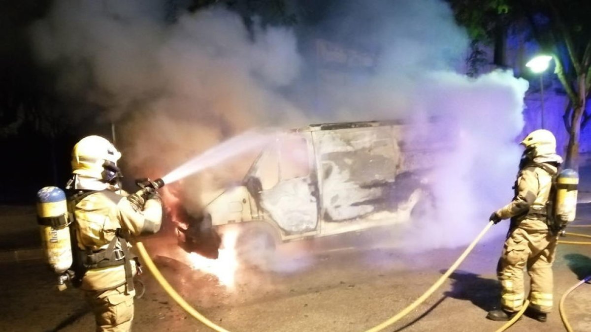 Los bomberos pudieron apagar el incendio de la furgoneta sin complicaciones.