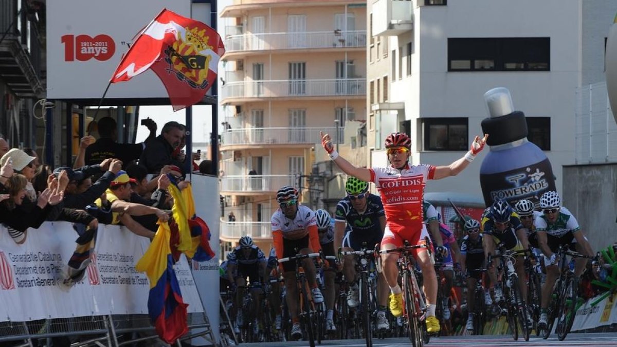 Imagen de la llegada de una etapa de la Vuelta|Bóveda el año 2011 en Tarragona.