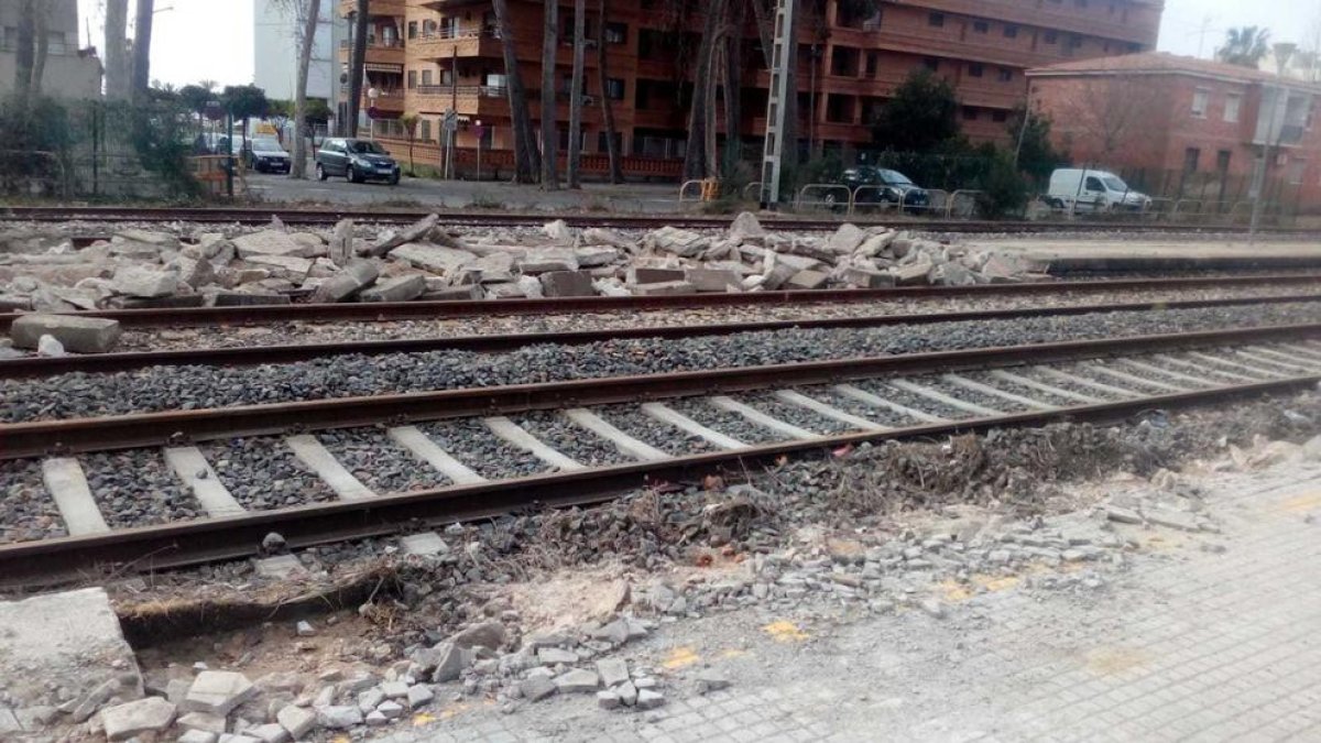 Obras en la vía del tren a la altura de la calle de Pere Martell, donde ya se han derribado los andenes.