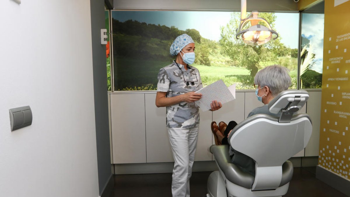 Una pacient a punt de començar una visita a la clínica dentista Curull de Tarragona.