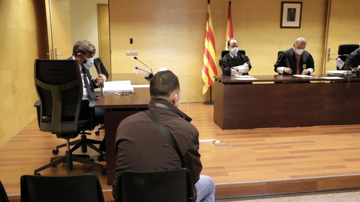 D'esquenes, l'acusat d'agredir sexualment la fillastra de 12 anys a Calonge i amenaçar-la amb un cúter.