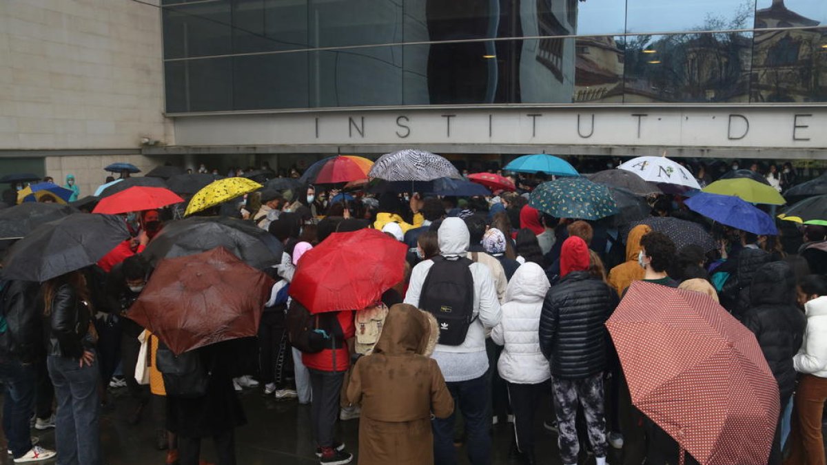 Concentració d'alumnes i exalumnes de l'Institut del Teatre a la porta del centre per denunciar els presumptes casos d'abús de poder i assetjament.