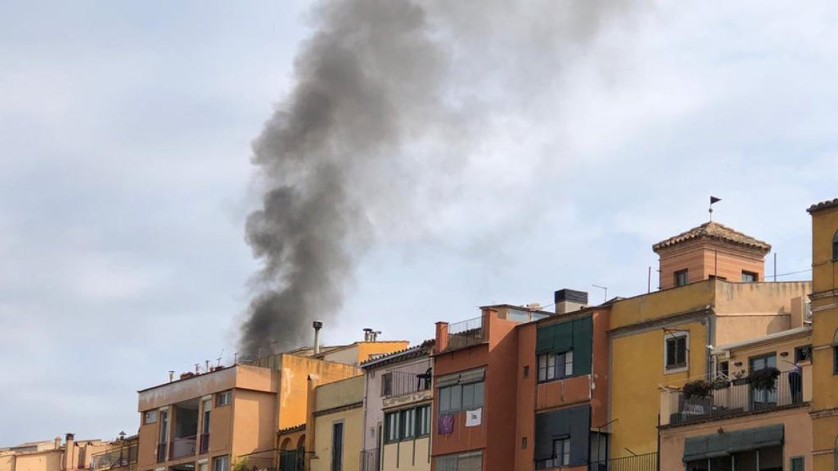 Diez dotaciones de los Bomberos trabajan en el incendio de una vivienda en la calle Bellmirall de Girona