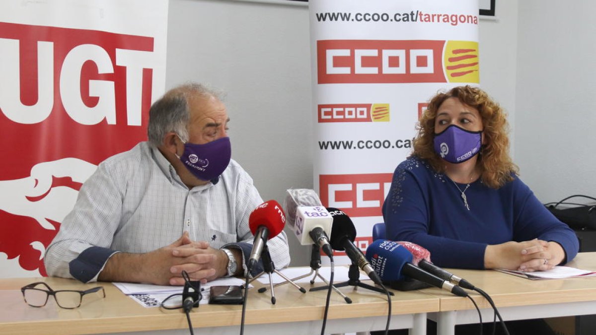 El secretario general de UGT Tarragona, Joan Llort, y de la secretaria general de CCOO Tarragona, Mercè Puig, durante la rueda de prensa.