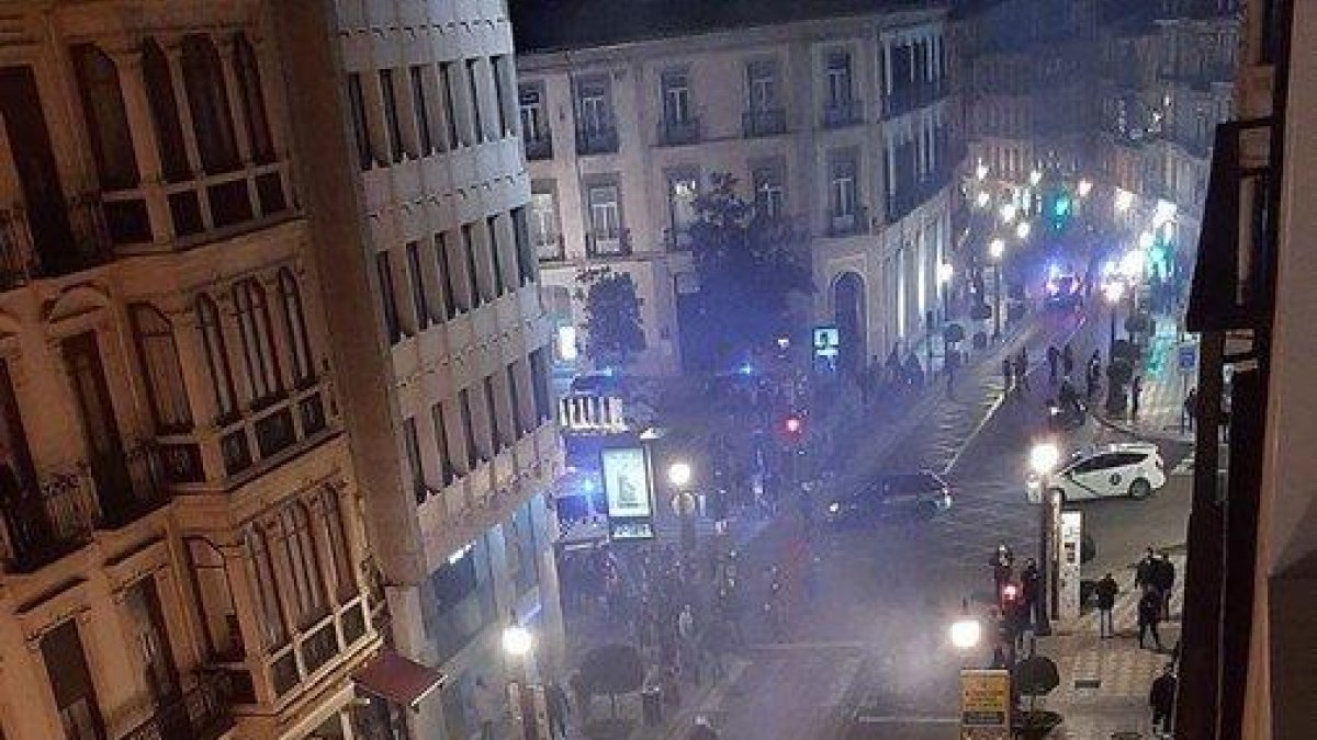 Una calle de Granada con contenedores encendidos la noche del 16 de febrero de 2021 durante una protesta a favor de Pablo Hasel.