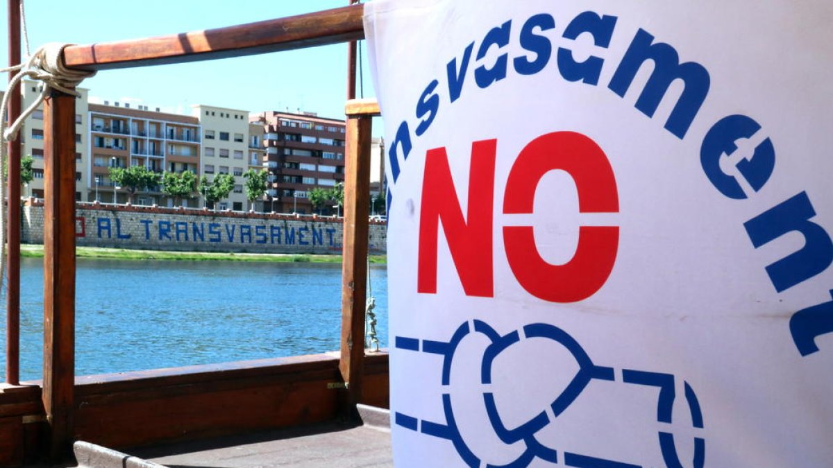 Primer plano de la bandera antitransavasament de la PDE en el barco Lo Sirgador del río Ebro.