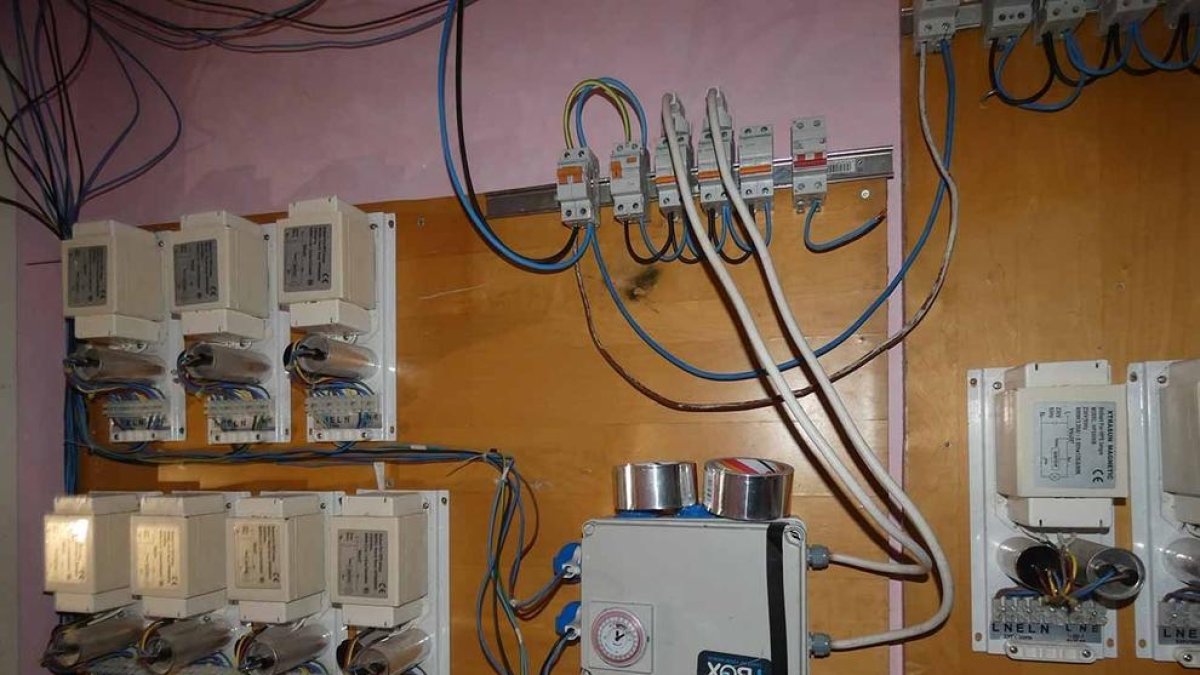 Part d'una xarxa d'energia elèctrica que s'ha manipulat per fer-ne un ús fraudulent
