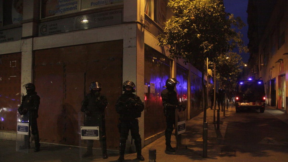 Els Mossos d'Esquadra, blindant el Banc Expropiat. Imatge del 25 de maig del 2016.