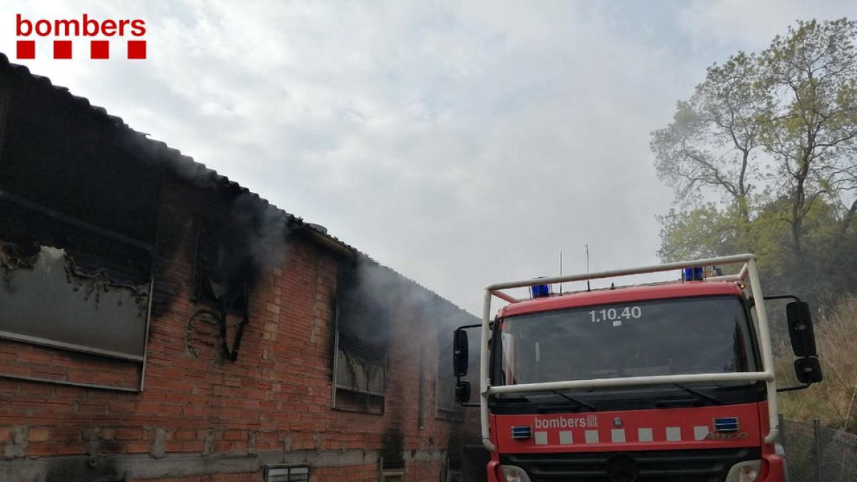 Un camión de bomberos al exterior de la granja.