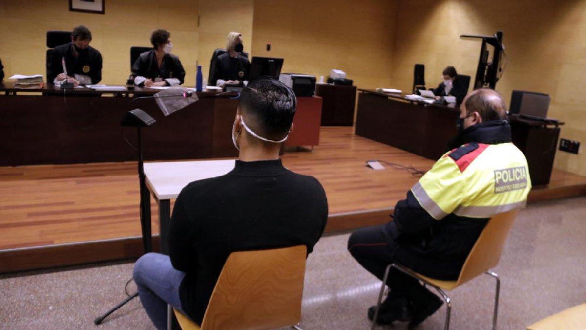 De espaldas, el violador reincidente Edwin Enrique Granda durante el juicio en la Audiencia de Girona.