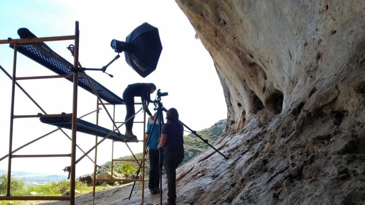 Especialistes treballant en el projecte d'estudi i recuperació de les pintures rupestres de l'abric IV de l'ermita d'Ulldecona.